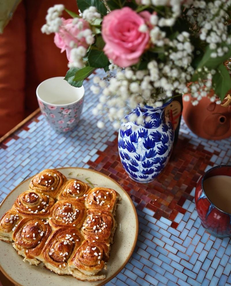 Blumen und Zimtschnecken